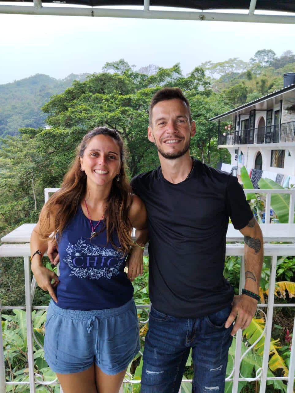 Deux créateurs de sites web sur une terrasse avec un fond de nature verdoyante